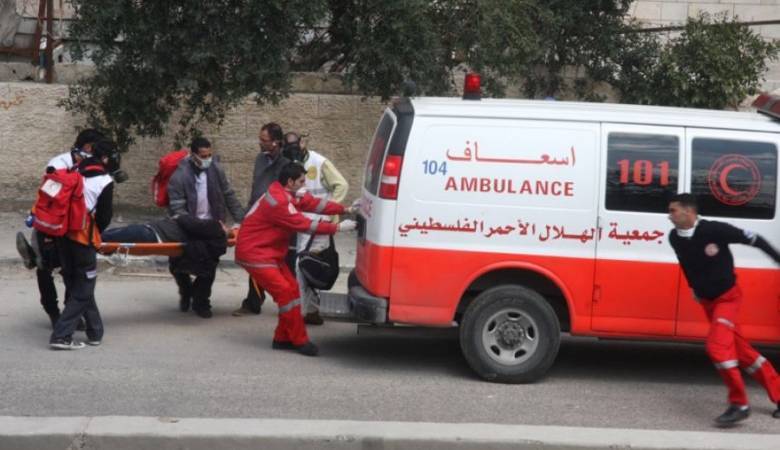 "الهلال الأحمر" يتسلم شابا مصابا بالرصاص الحي عند حاجز جبارة