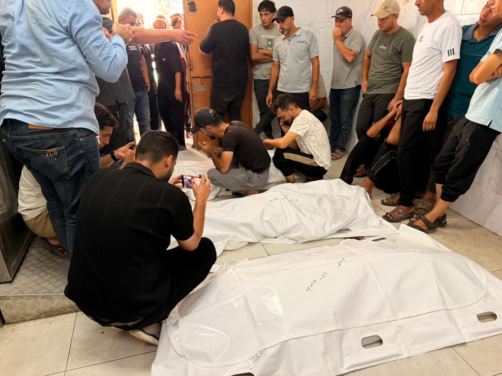 3 شهداء من عائلة عابدين في قصف من مسيرة إسرائيلية على بلدة القرارة 