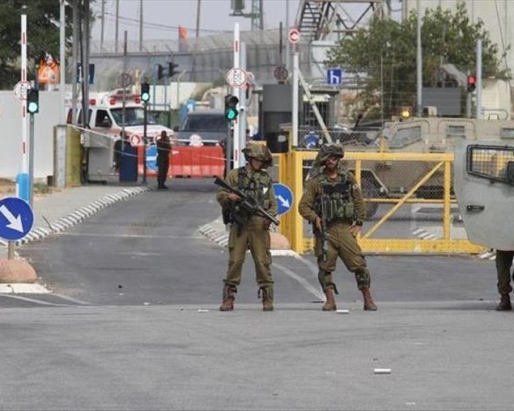 الاحتلال ينصب بوابة حديدية عند مدخل العيزرية