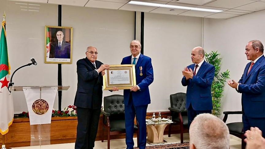 الجزائر تمنح مندوبها بمجلس الأمن أعلى وسام لتفانيه بقضية فلسطين