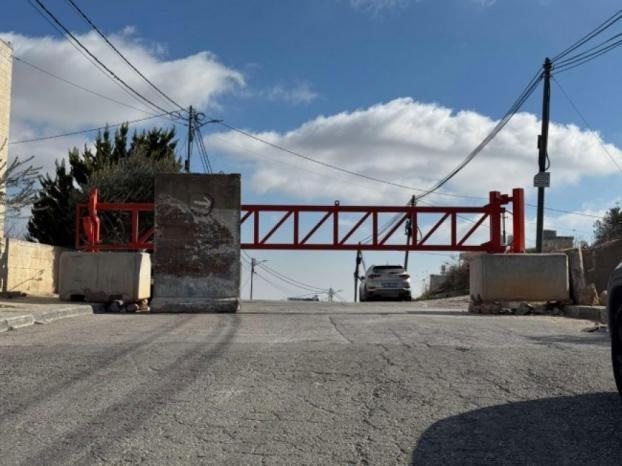 الاحتلال يغلق البوابة الحديدية قرب الطيبة