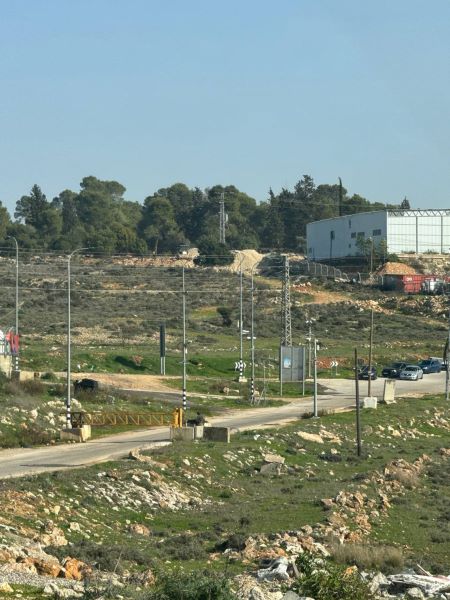 الاحتلال يشدد إجراءاته العسكرية  ويغلق مداخل قرى  رام الله 