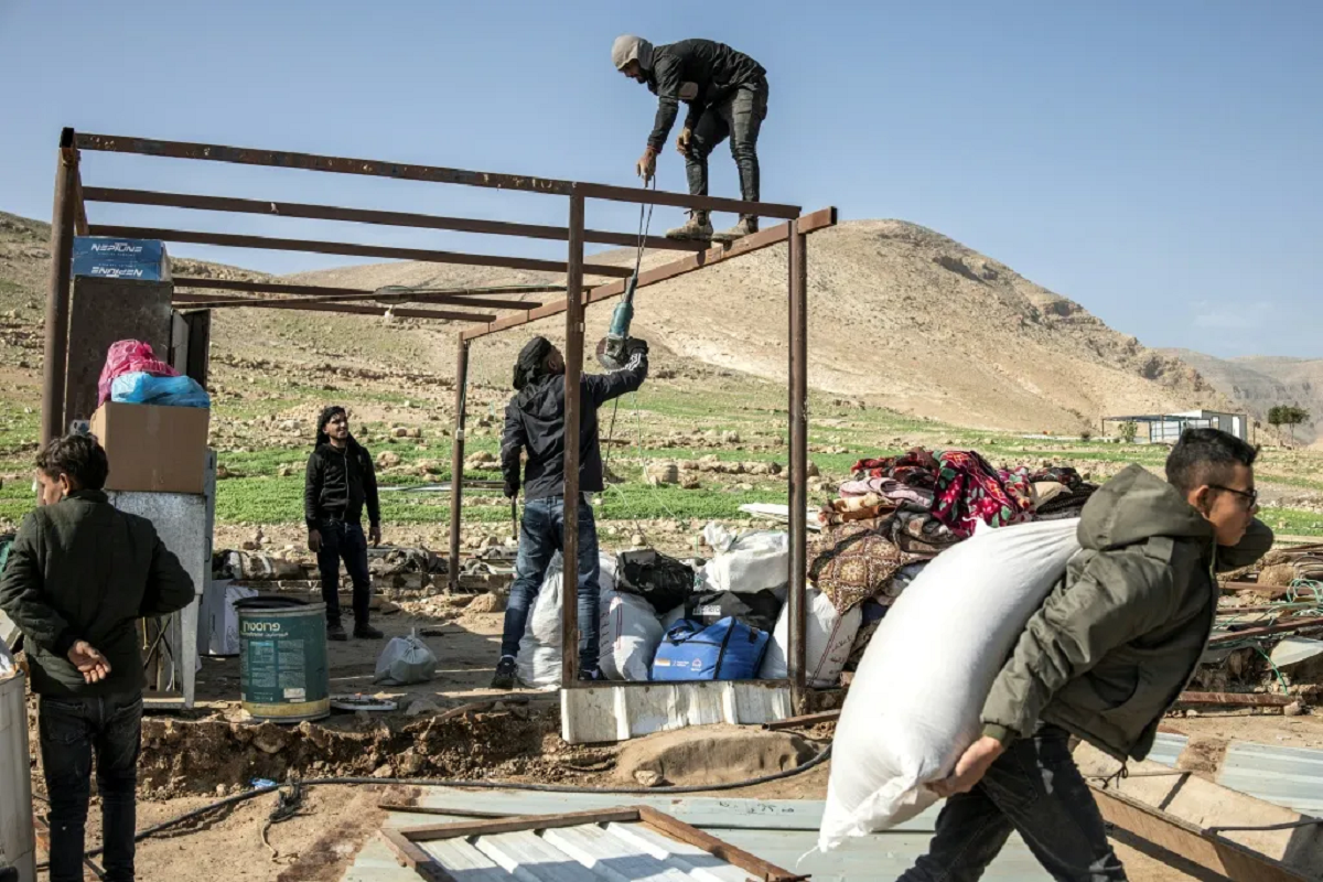 مستوطنون يطردون عائلات فلسطينية من قرية العوجا 