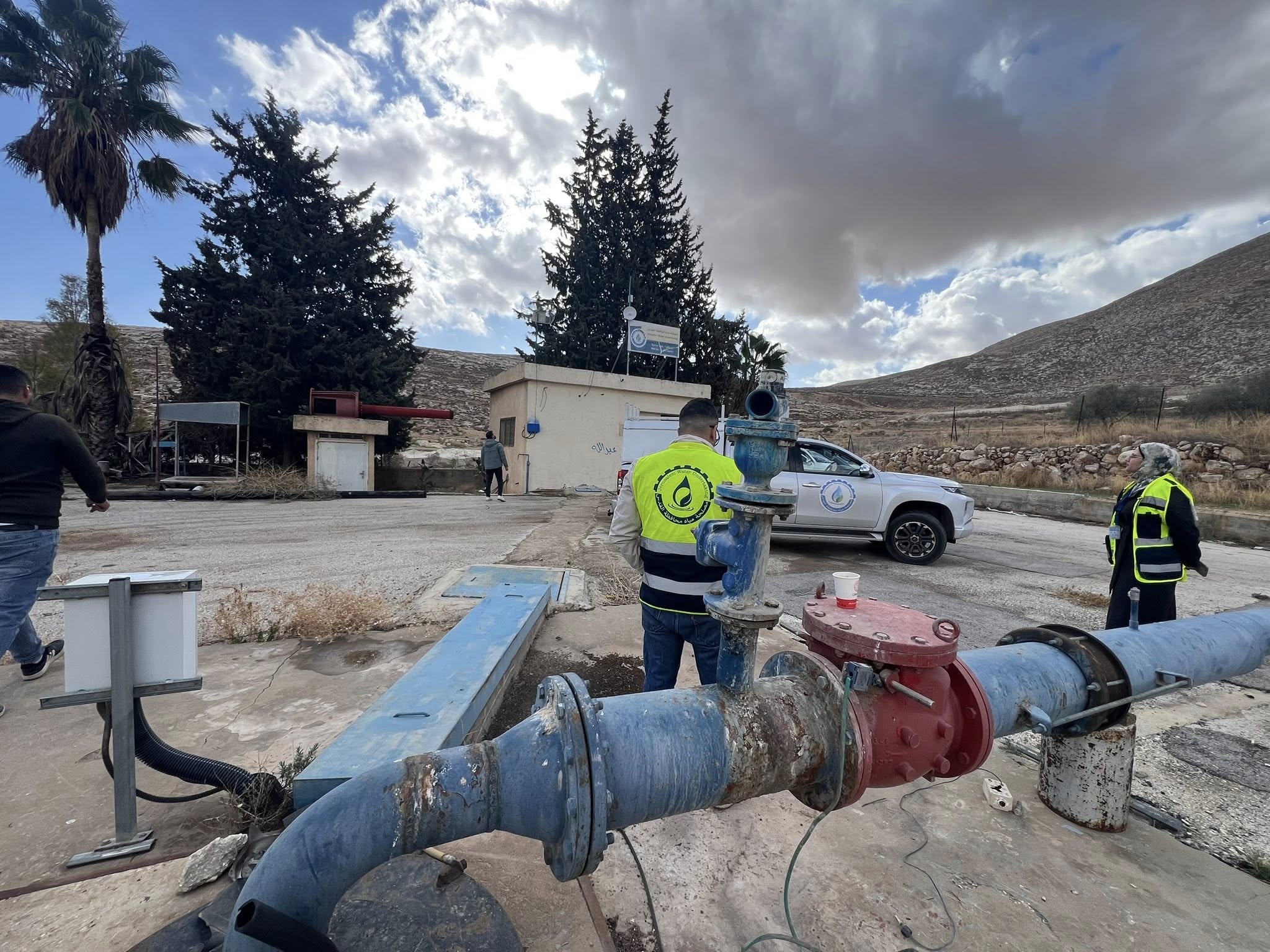 توقف ضخ المياه من آبار "عين سامية" بعد اعتداء المستوطنين على موظفي المصلحة وتدمير محتوياتها