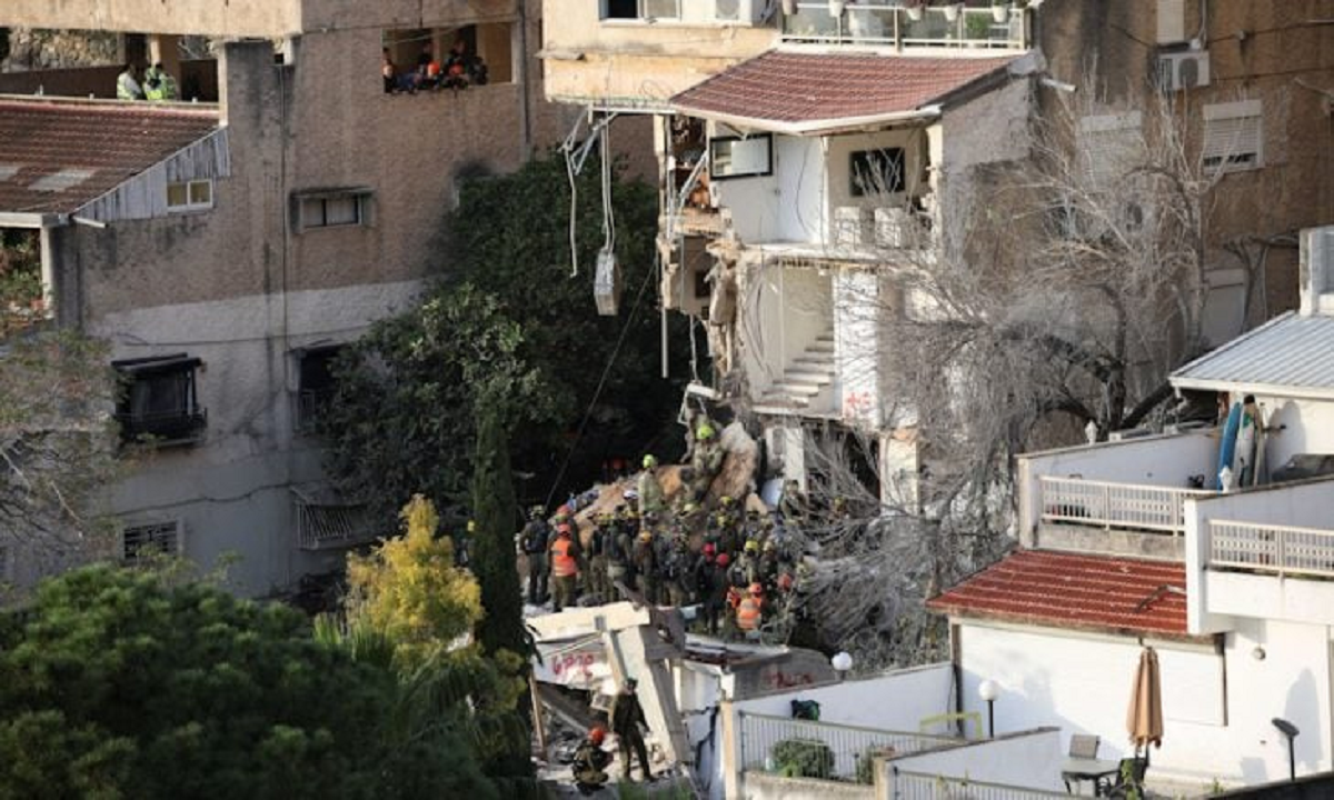 انتشال قتيلين إسرائيليين  من تحت حطام مبنى في حيفا دمره صاروخ إيراني