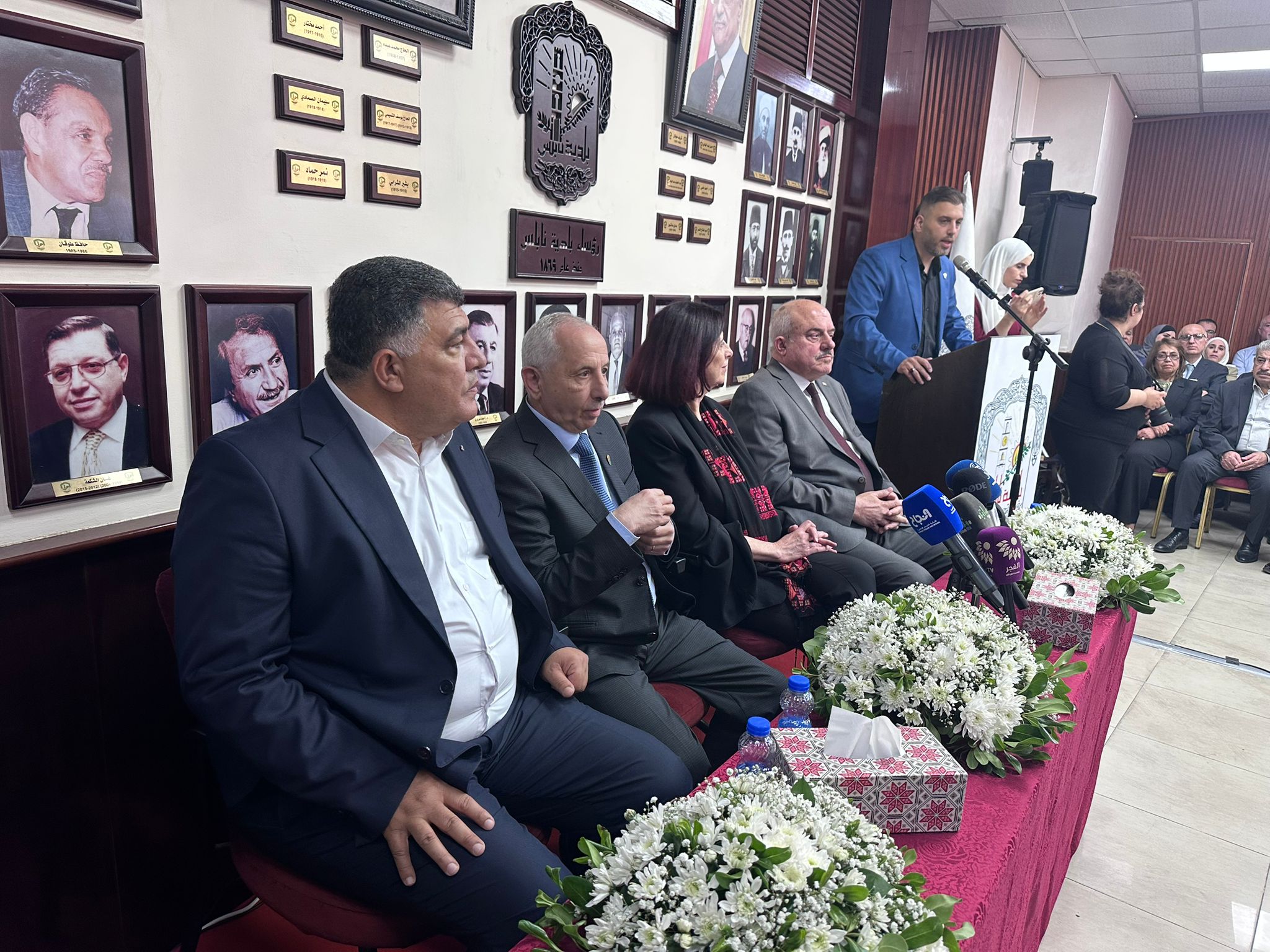 تسليم المجلس البلدي في نابلس الذي جاء بالتزكية