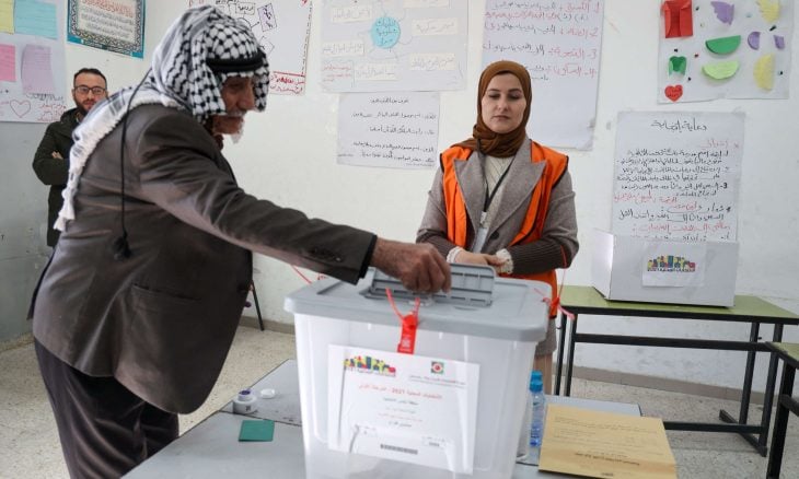 انتخابات محلية فلسطينية تعطي لبعض سكان غزة فرصة التصويت لأول مرة منذ 20 عاما 