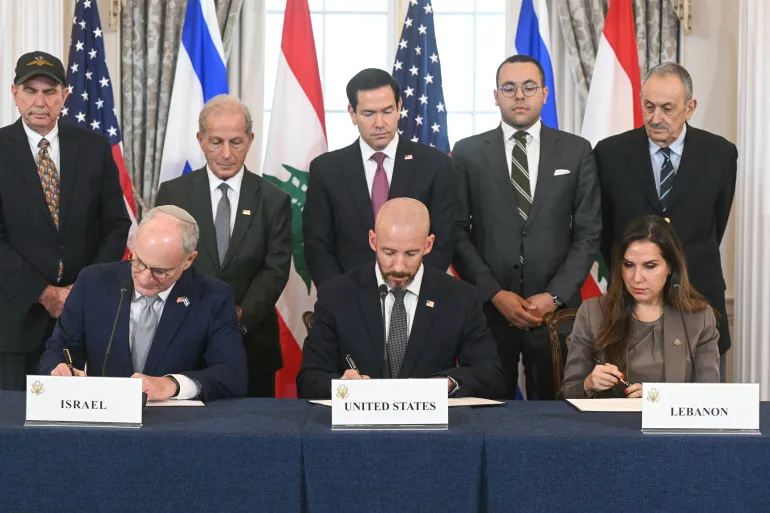 محللون إسرائيليون: دفع لبنان إلى حرب أهلية كان هدف إسرائيل منذ البداية 