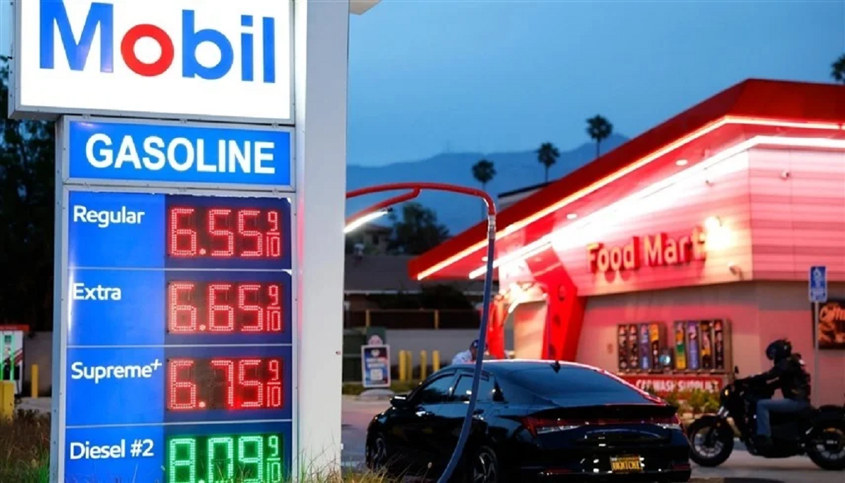 استطلاع: 77 بالمئة من الأمريكيين يحملون ترامب مسؤولية ارتفاع البنزين قبيل التجديد النصفي