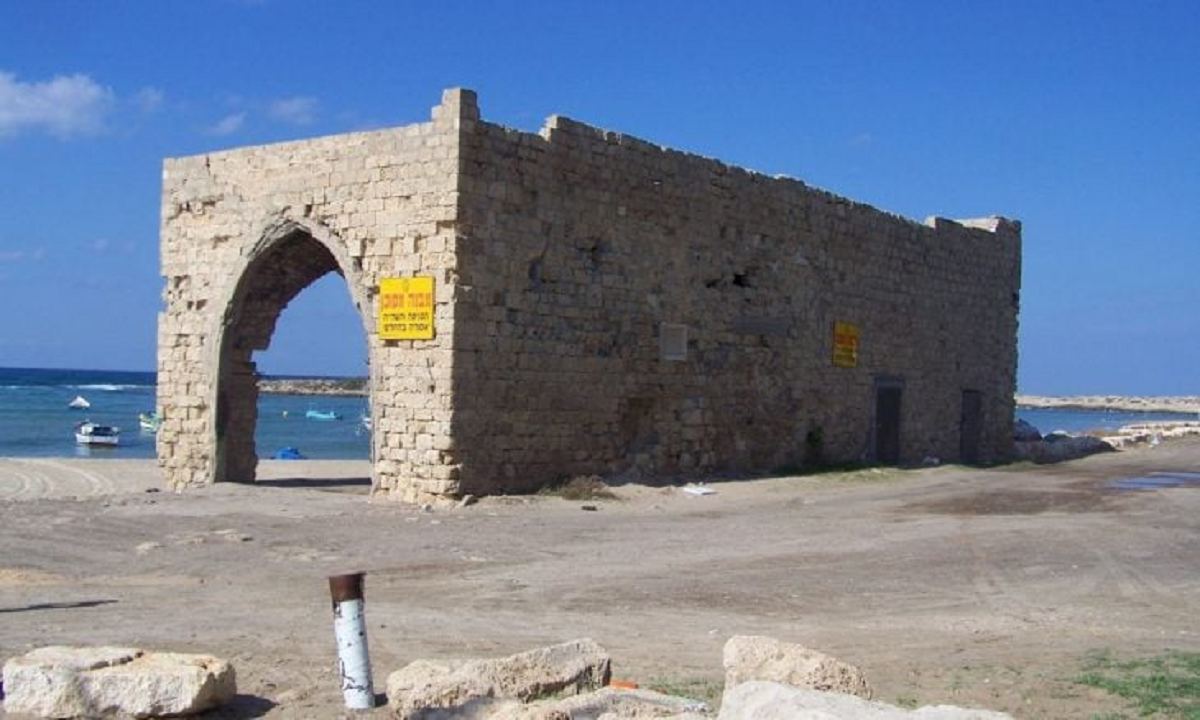 مخطط إسرائيلي لبناء منشأت سياحية وترفيهية فوق مقبرة قرية الطنطورة الفلسطينية