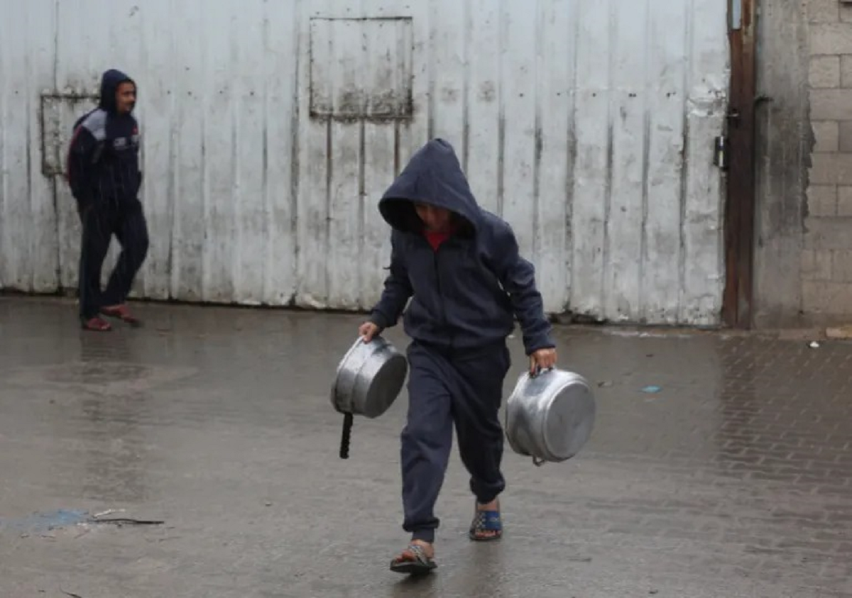 فايننشال تايمز:   إمدادات الغذاء والبضائع التجارية إلى قطاع غزة تراجعت بشكل حاد بعد اندلاع حرب ايران