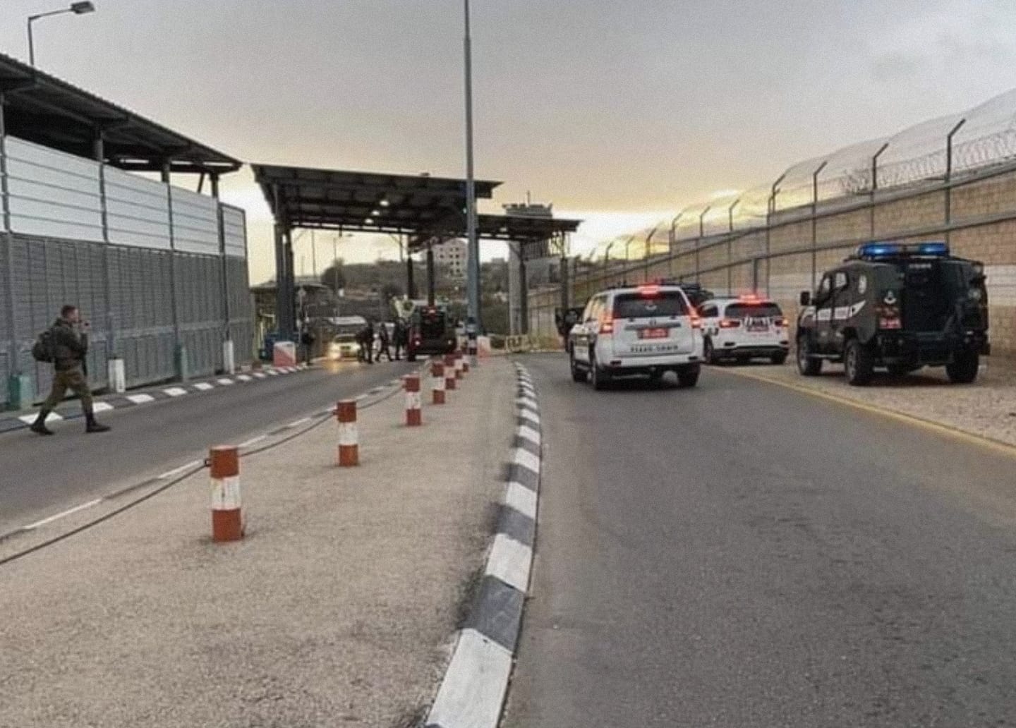 الاحتلال يغلق حاجز الجيب