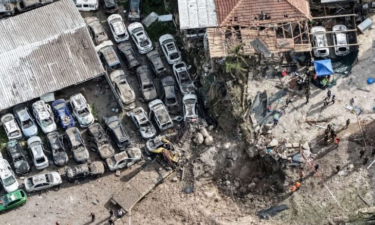 إصابة 12 إسرائيليا وتضرر عشرات  المنازل  جراء  سقوط صواريخ إيرانية على بيت شيمش 