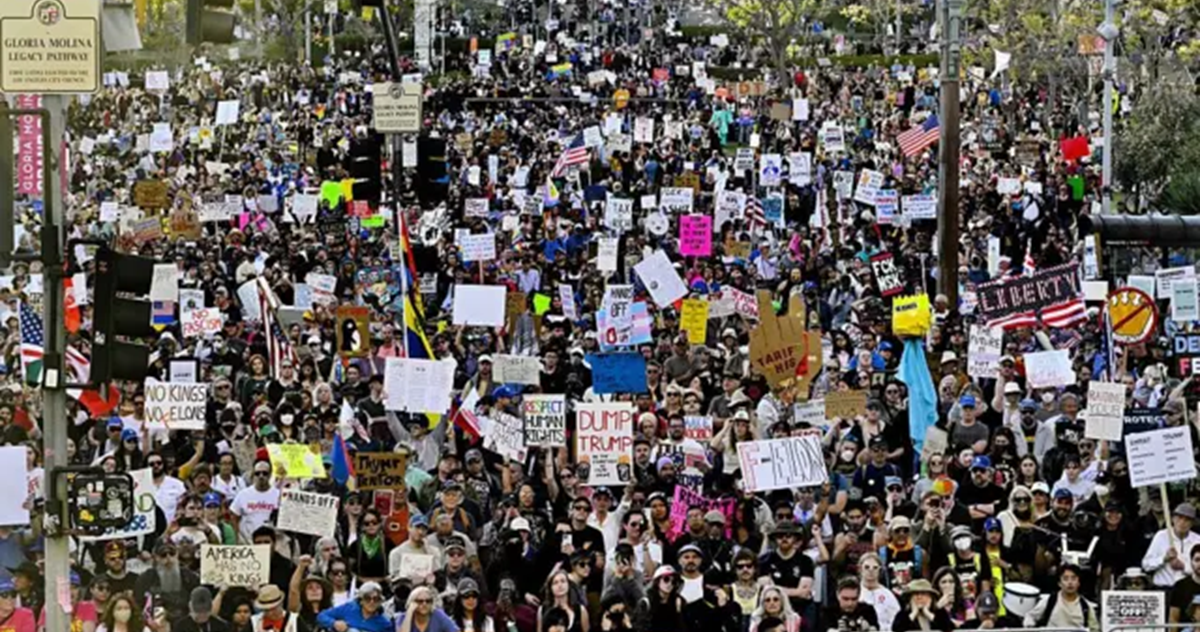  آلاف المتظاهرين يحتجون  ضد سياسات ترامب بأنحاء أمريكا