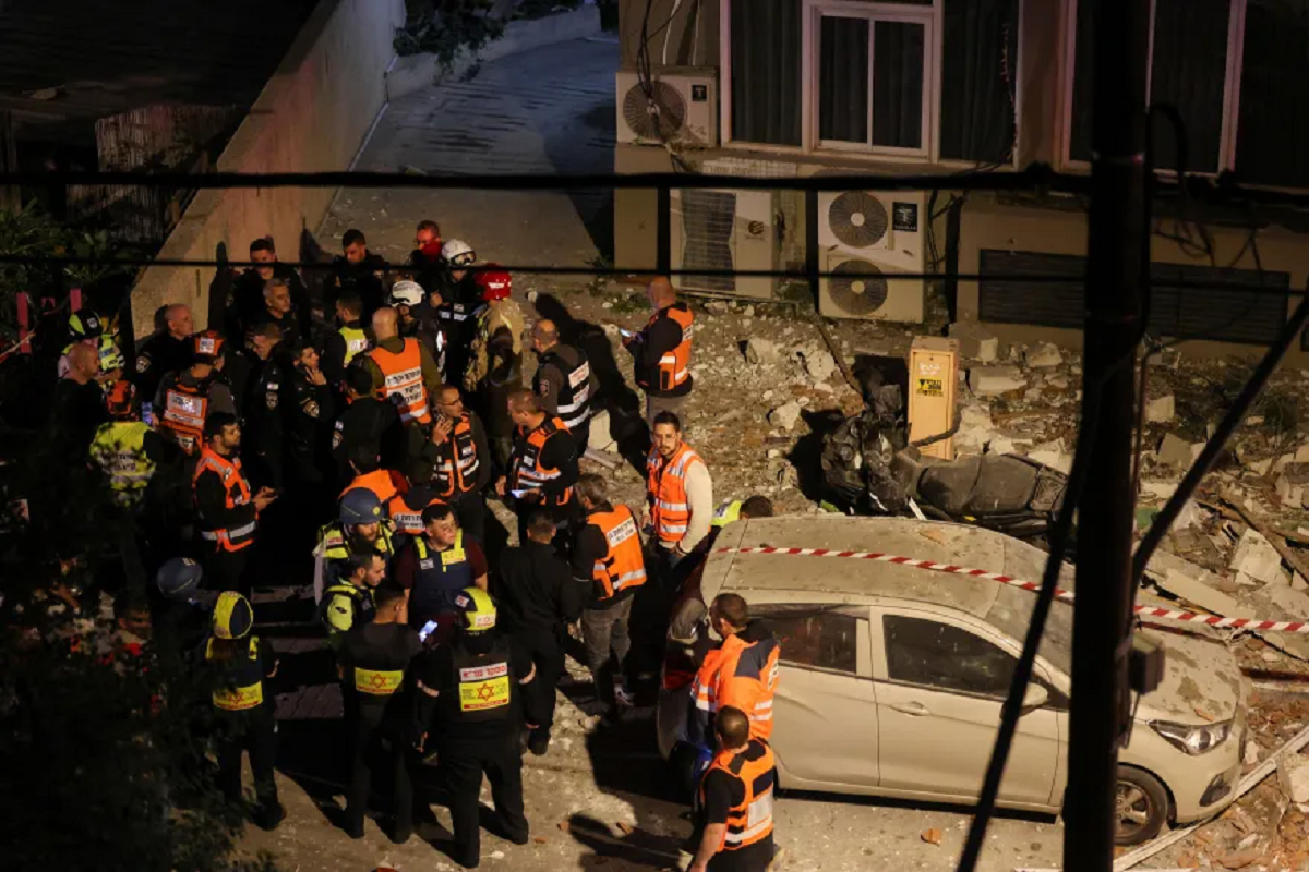 إيران تقصف تل أبيب برؤوس حربية عنقودية ردا على مقتل لاريجاني