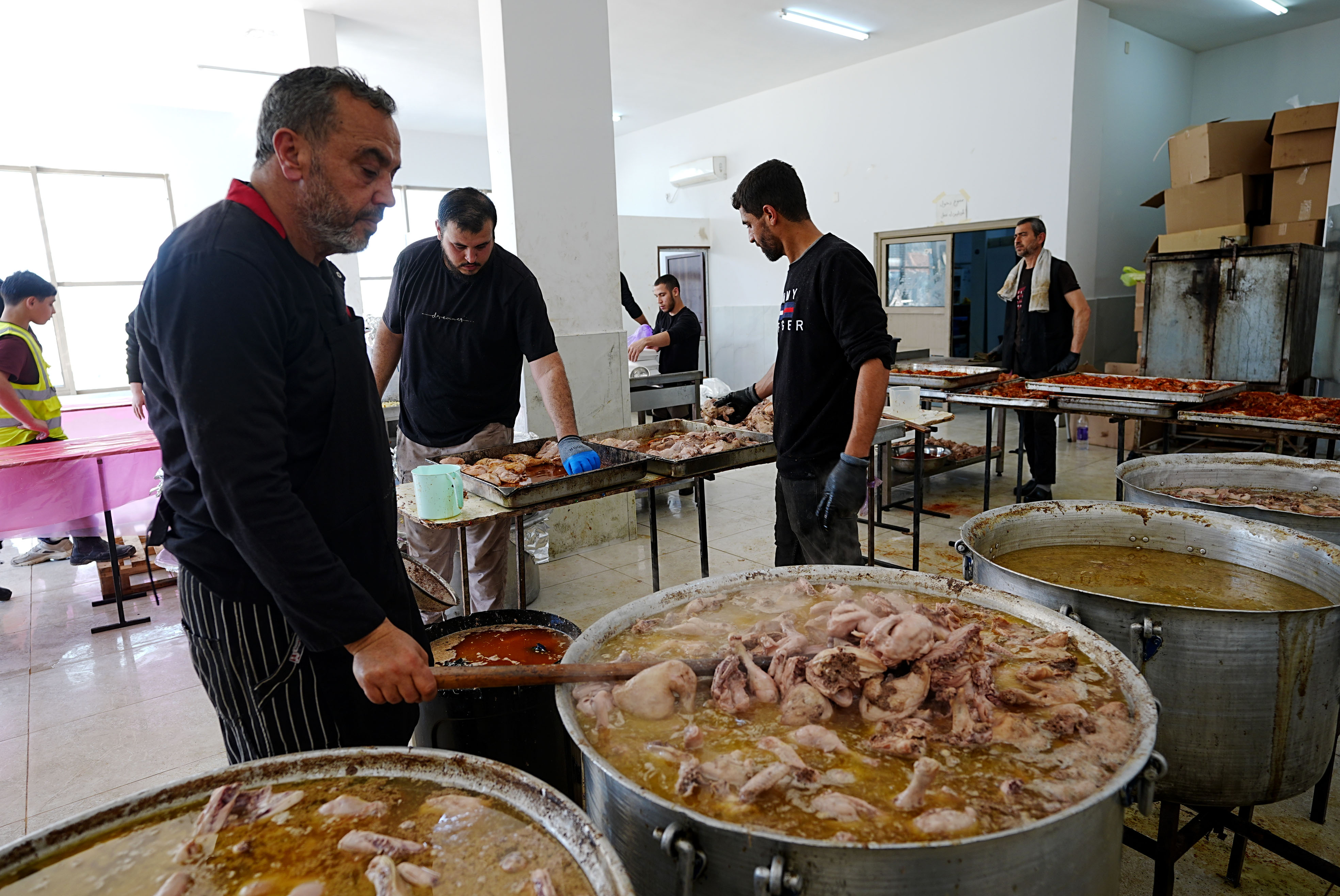 "تكية نيسان" في رمضان 3 الاف وجبة يوميا  للنازحين من مخيم جنين