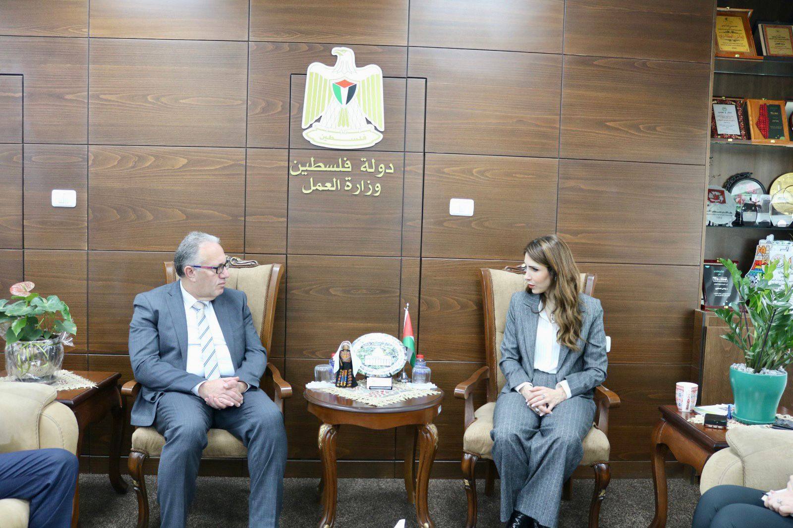 وزيرة العمل تبحث سبل تعزيز التعاون مع البنك الوطني