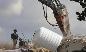 الاحتلال يخطر بوقف العمل في منزل وبركس وخط مياه في دورا