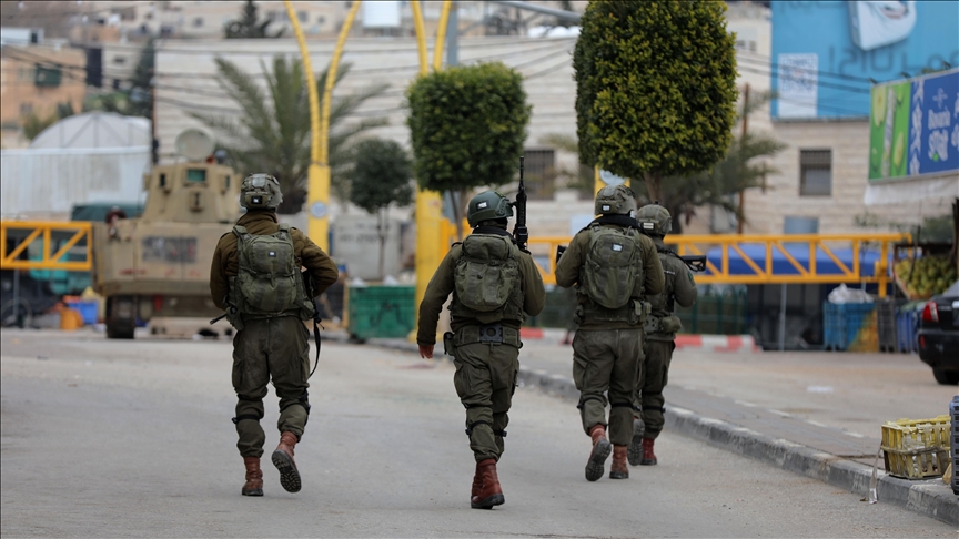 جيش الاحتلال  يغلق وسط الخليل ويوسع مناطق سيطرته فيها