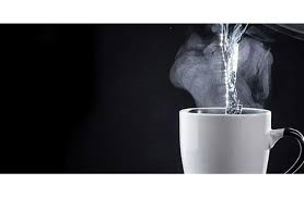 ماذا يحدث للجسم  عند شرب الماء الساخن يوميا؟