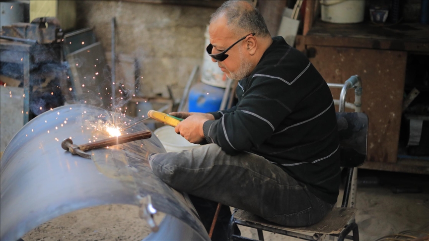  الحداد نهاد المسارعي بساق ناقصة يتحدى  الاعاقة وتداعيات الحرب 