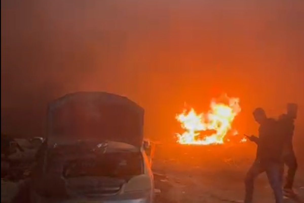 مستوطنون يُضرمون النار في مركبتين ببلدة مخماس