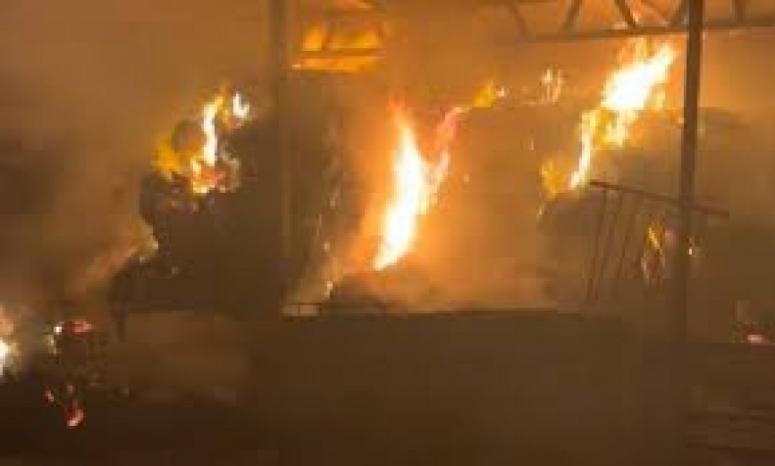 مستوطنون يحرقون ممتلكات المواطنين بين رمون ودير دبوان