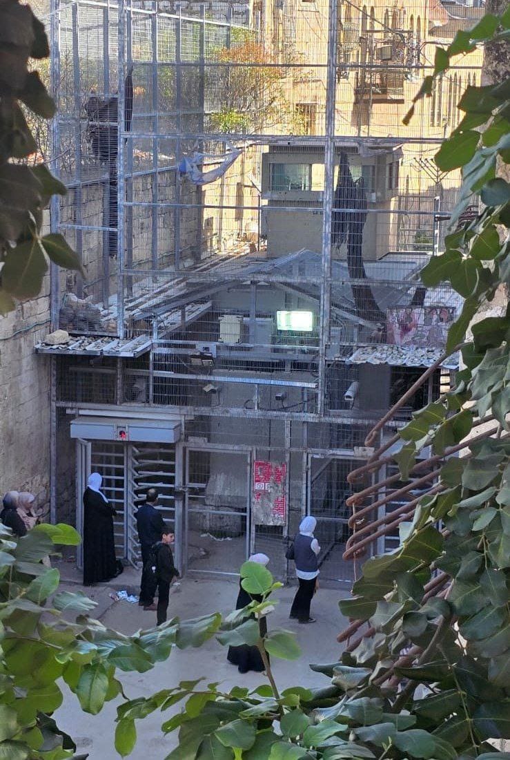 الاحتلال يغلق حاجز شارع الشهداء العسكري وسط الخليل