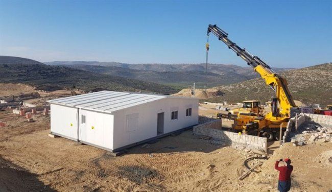 الاحتلال ينصب "كرافانات" ويجرف أراضي شرق بيت لحم