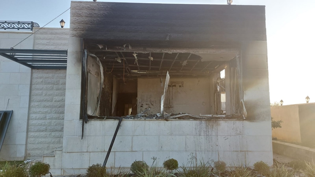 مستوطنون يضرمون النار في منزل بقرية أبو فلاح