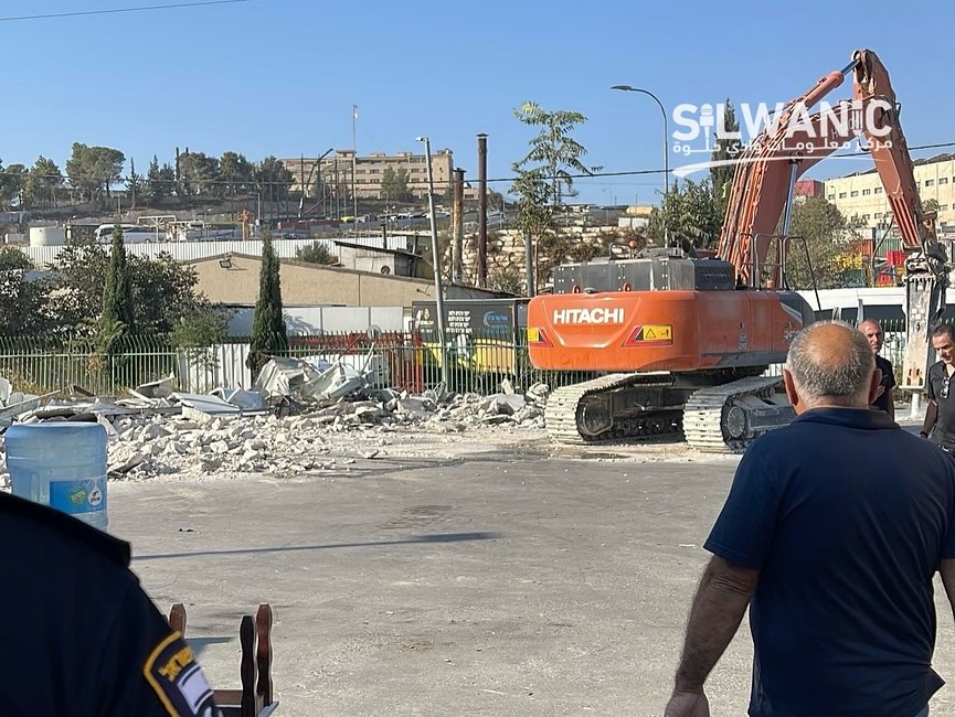 الاحتلال يجرف أرضا في القدس تضم منشأة تجارية وموقفا للحافلات