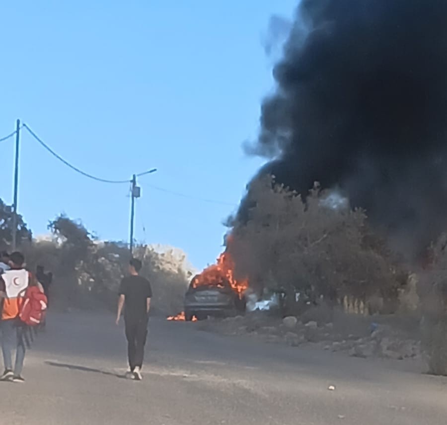 الاحتلال ومستوطنوه يهاجمون كفر قدوم ويحرقون 3 مركبات