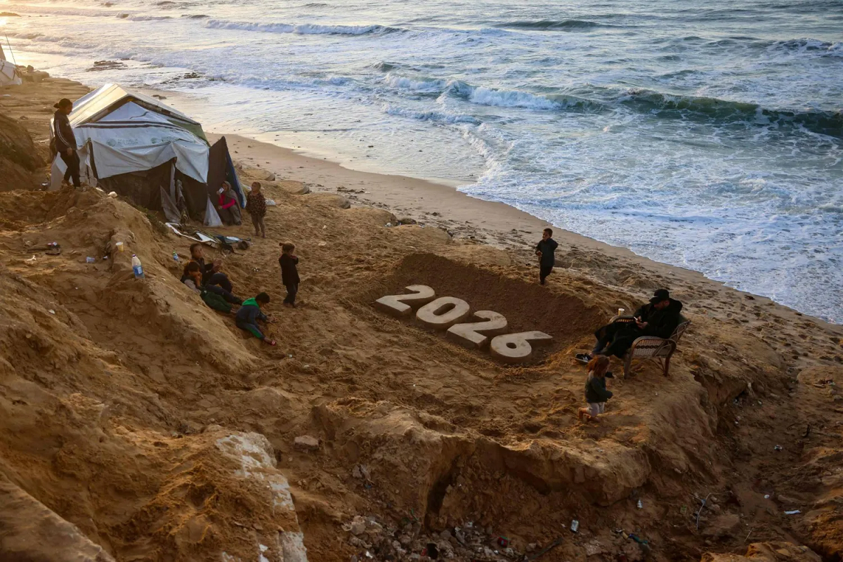 تقرير: الغزيون يودعون «كابوس» 2025 ويتطلعون بأمل إلى سنة أفضل