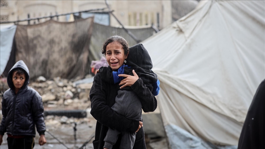 في خيام غزة الممزقة أمهات تبكي وأطفال ترتجف