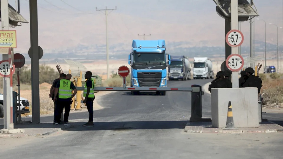 اتحاد الغرف التجارية يطالب بتحرك دولي عاجل لإعادة فتح معبر الكرامة التجاري
