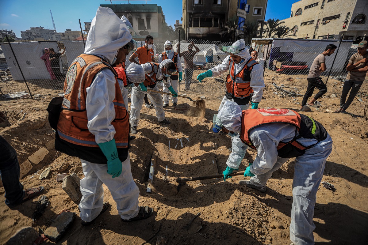 استخراج رفات 42 فلسطينيا مجهولي الهوية من مقبرة عشوائيةبغزة