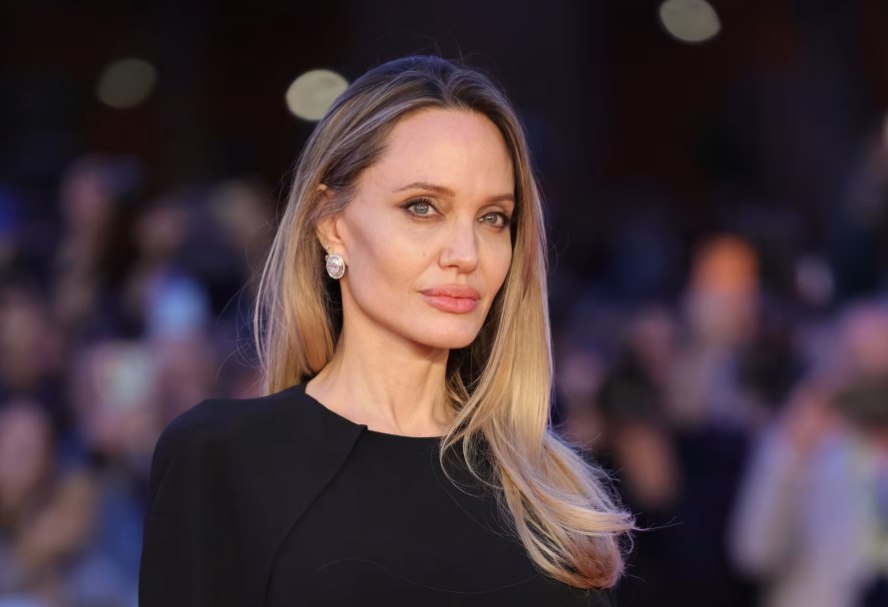 أنجلينا جولي تعلن نيتها إنشاء قرية إغاثة للأيتام في قطاع غزة