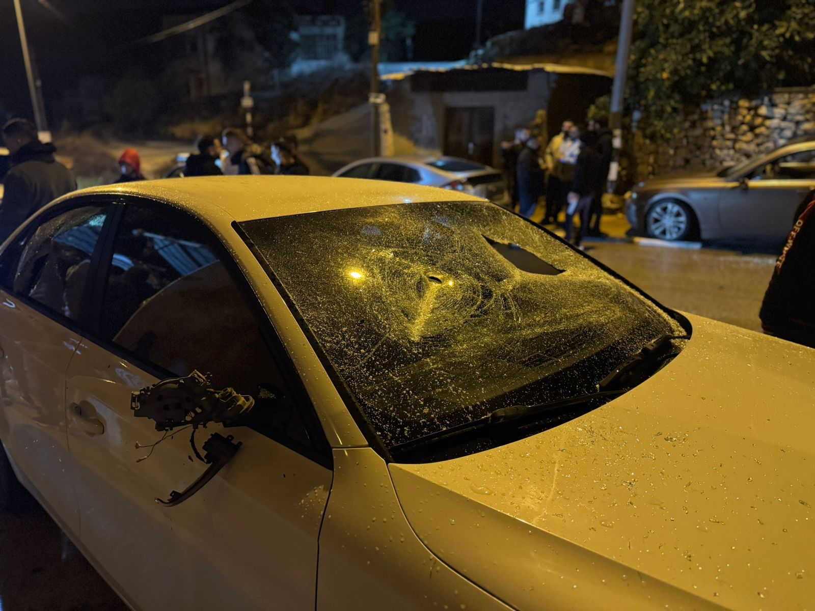 مستوطنون  يقتحمون مدخل سنجل ويحطمون 3 مركبات