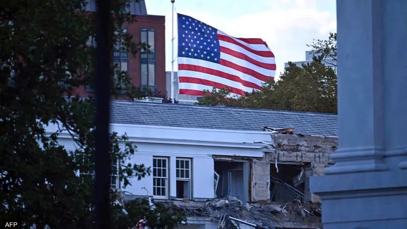 آلات ثقيلة هدمت جزءا من البيت الأبيض والسبب