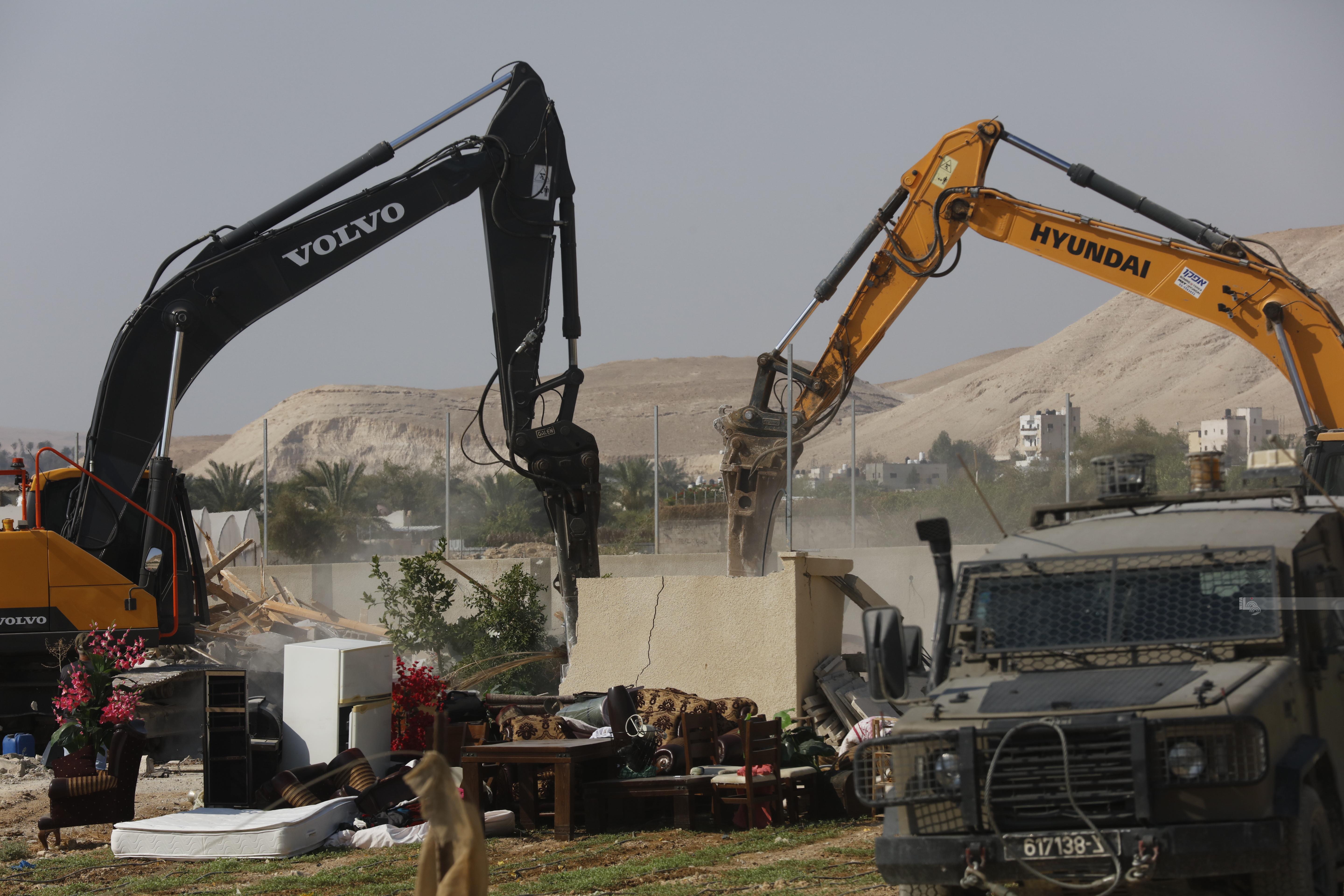 الاحتلال يهدم منزلين  في شقبا 