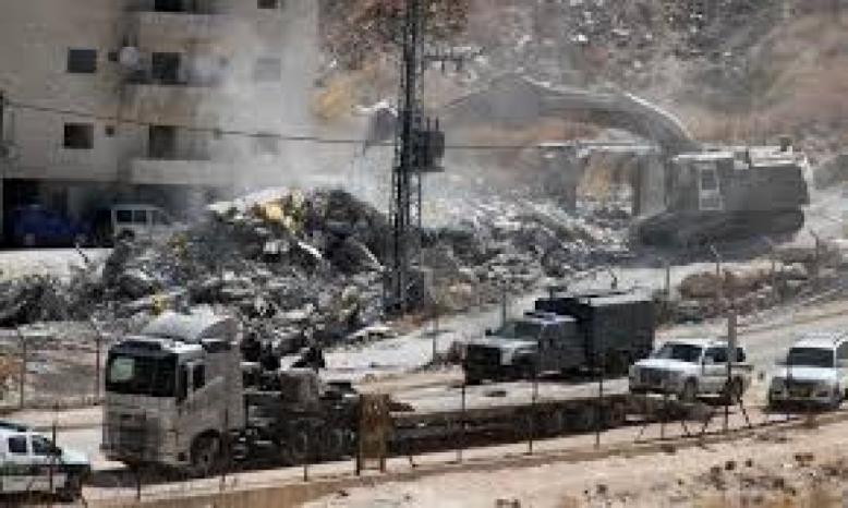 الاحتلال يخطر بهدم منشآت صناعية ضخمة عند مدخل عناتا 