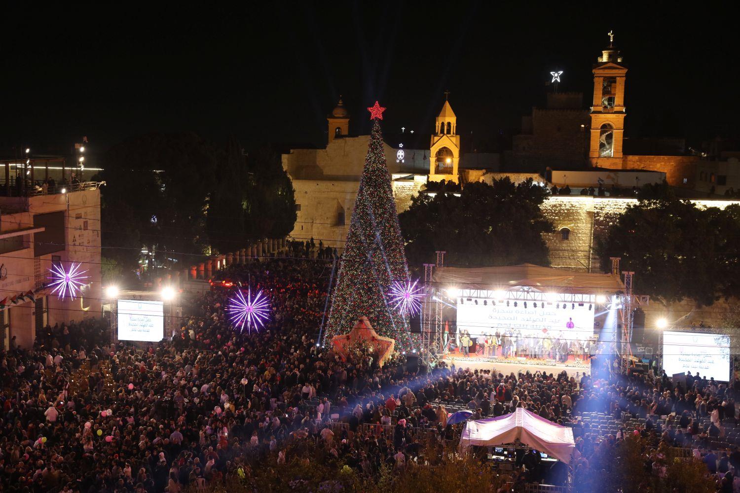 بيت لحم تُضيء شجرة الميلاد ايذانا بالبدء باعياد الميلاد المجيدة