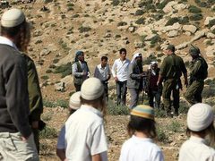 الاحتلال يعتقل أربعة مواطنين بينهم سيدتان من منطقة المالح بالاغوار