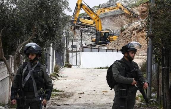 الاحتلال يخطر بهدم منزل الشهيد عمران الاطرش 