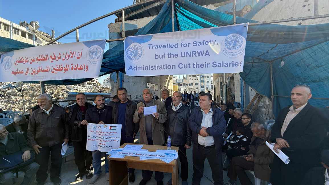 موظفو "أونروا" في غزّة يحتجون ضدّ "قرارات فصلهم 