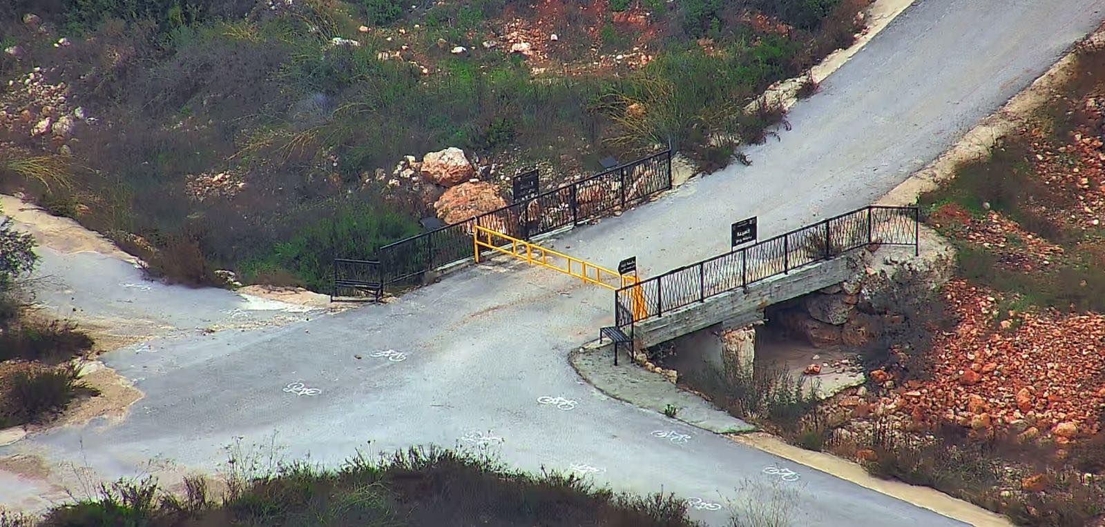  شارك يدين مخططا استيطانيا  لتركيب بوابة وعزل قرية الشباب