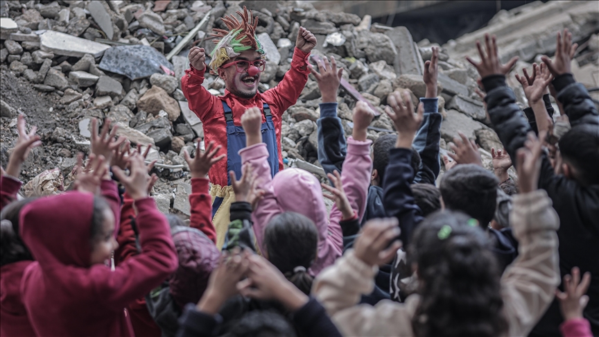 تقرير: أبو سكر "مهرّج مكلوم"  يرسم البسمة على وجوه أطفال غزة