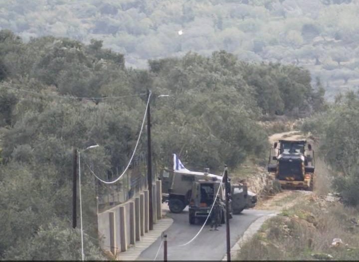 الاحتلال يجرف طريقا زراعيا في ياسوف 