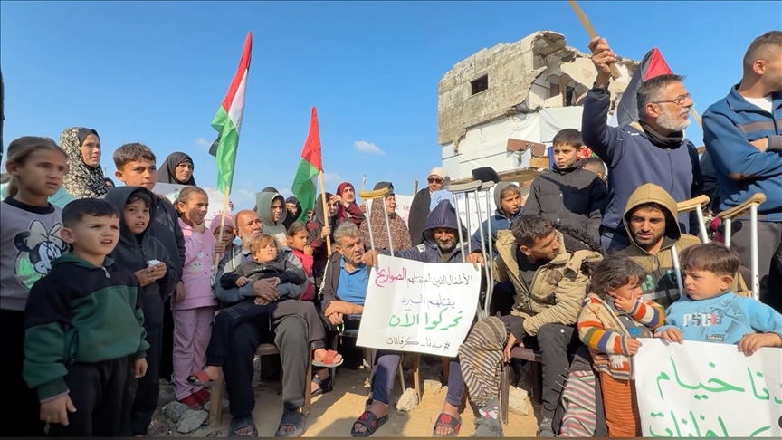 وقفة بمخيم الشاطئ تطالب بإدخال بيوت متنقلة وتسريع الإعمار