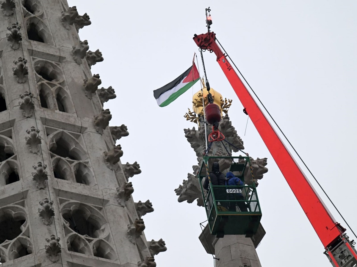 في مشهد غير مألوف: العاصمة فيينا تستيقظ على علم فلسطيني مرفوعًا فوق إحدى أشهر كنائسها